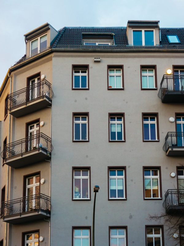 beautiful-corner-building-in-the-eve-2026-01-09-13-01-48-utc